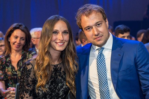 Hokejista Jan Kovář s partnerkou během slavnostního vyhlášení ankety Zlatá hokejka 2017.