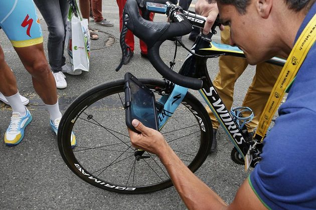 Komisaři UCI pátrali i před startem osmé etapy Tour po mechanickém dopingu. Na paškál si vzali i kola týmu Astana.