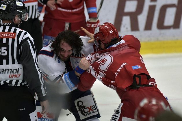 Čárový rozhodčí Daniel Hynek sleduje pěstní souboj mezi vítkovickým Peterem Trškou (vlevo) a Jiřím Polanským z Třince.