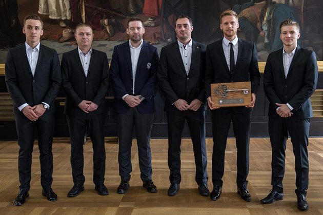 Zleva zástupci Sparty Josef Šural, Stanislav Hejkal, Dušan Svoboda, Adam Kotalík, Radoslav Kováč a Martin Frýdek v Brožíkově síni na Staroměstské radnici, kde dostali klíč primátora hlavního města Prahy.
