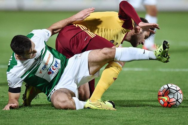 Jablonecký záložník Martin Pospíšil (vlevo) v souboji s Markem Hanouskem z Dukly v zápase 11. kola Synot ligy.
