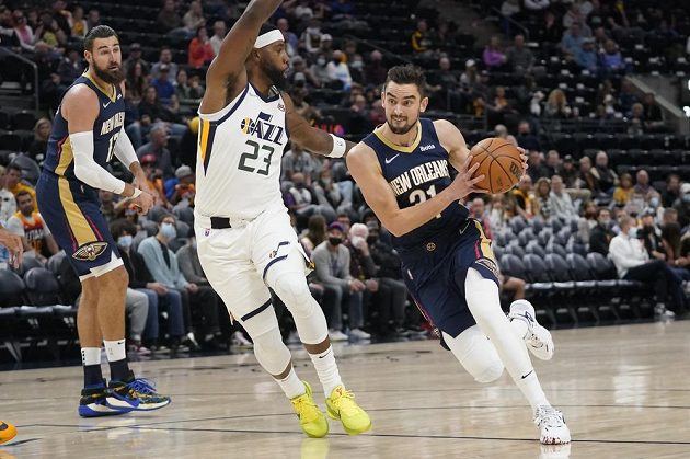 Basketbalista Tomáš Satoranský proniká v přípravném utkání před NBA ke koši Utahu Jazz. Český reprezentant nastoupil poprvé v základní sestavě New Orleans.
