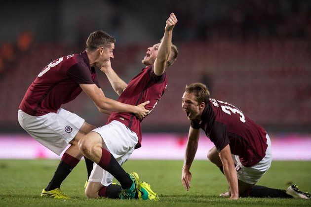 Fotbalisté Sparty (zleva): Ondřej Zahustel, Jakub Brabec a Lukáš Juliš oslavují gól na 3:2 proti Sonderjyske.