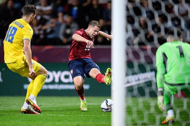 Taras Kacharaba z Ukrajiny a Matěj Vydra během přípravného utkání fotbalové reprezentace.