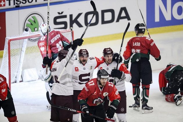 Sparťan Lukáš Cingel (6) se raduje se spoluhráči z gólu proti Frölundě ve finále Ligy mistrů.