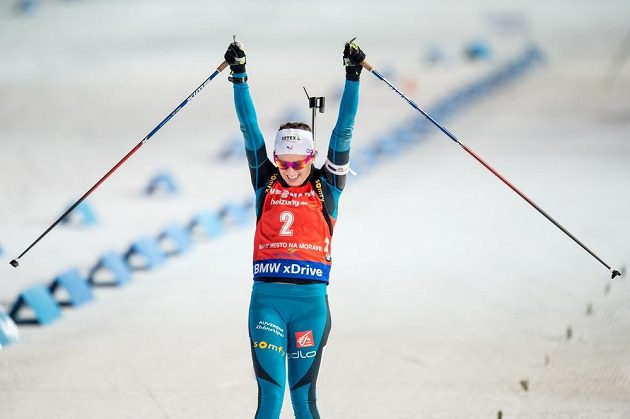 Francouzka Anais Chevalierová oslavuje vítězství ve stíhacím závodu v Novém Městě na Moravě.