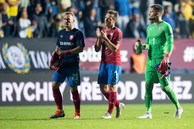 Zklamání. Fotbalisté české reprezentace (zleva) Vladimír Coufal, Stanislav Tecl a Tomáš Vaclík po utkání Ligy národů s Ukrajinou.