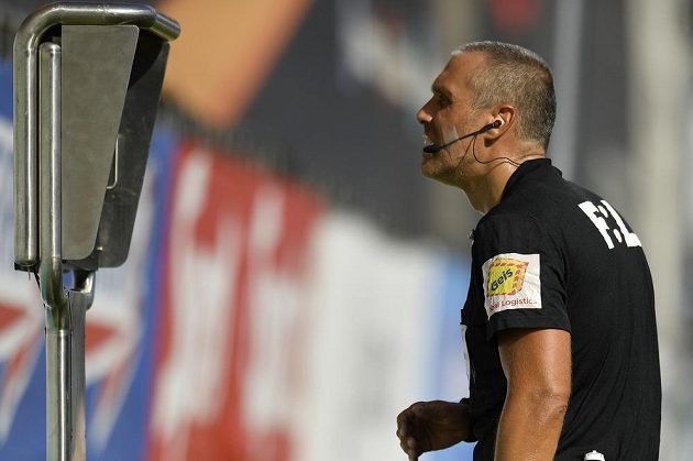 Utkání 4. kola první fotbalové ligy: FK Mladá Boleslav - Slavia Praha, 14. srpna 2021 v Mladé Boleslavi. Hlavní rozhodčí Miroslav Zelinka.