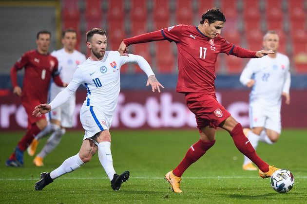 Slovenský fotbalista Albert Rusnák dotírá na českého obránce Aleše Matějů (vpravo) během utkání Ligy národů.