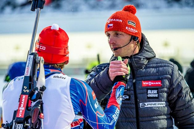 Šéftrenér Ondřej rybář gratuluje benjamínkovi Adamovi Václavíkovi.