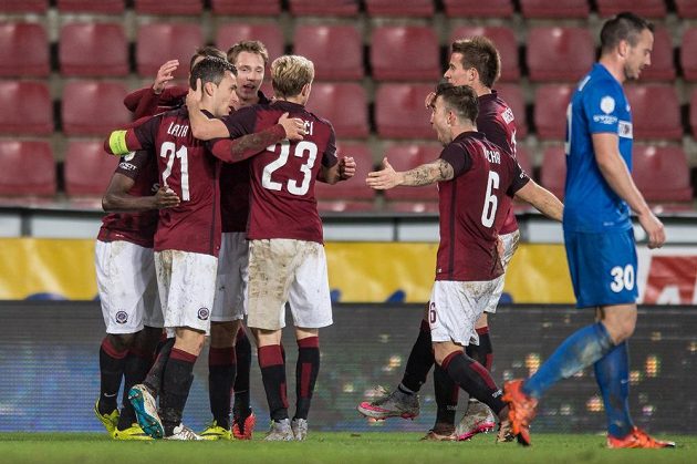 Fotbalisté Sparty se radují z gólu proti Brnu v dohrávce 15. kola Synot ligy.