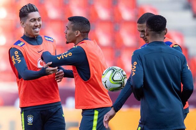 Útočník Brazílie Roberto Firmino (vlevo) během tréninku před přátelským utkáním s českou reprezentací.