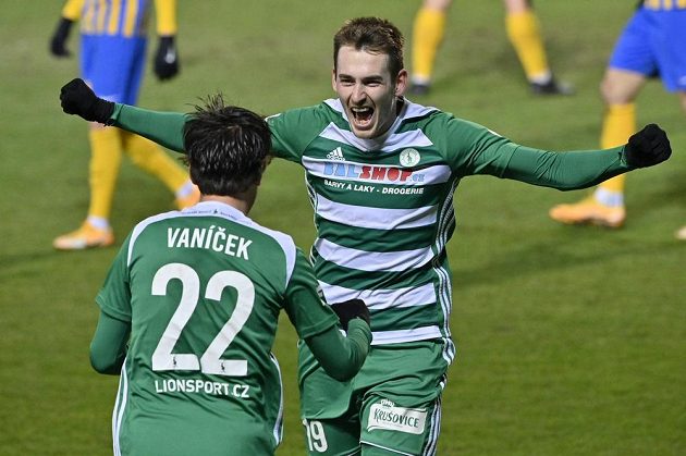 Zleva Antonín Vaníček z Bohemians a Roman Květ z Bohemians se radují z gólu, který ale nakonec kvůli ofsajdu nebyl uznán.