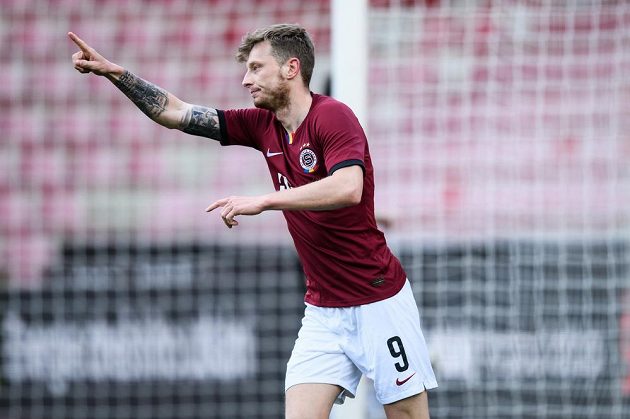 Ladislav Krejčí starší ze Sparty oslavuje gól na 3:1 během utkání čtvrtfinále MOL Cupu s Jabloncem.
