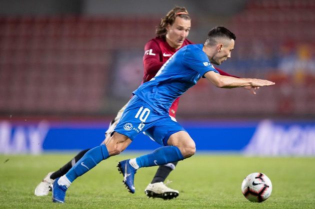 Jakub Pešek ze Slovanu Liberec v běžeckém souboji se sparťanem Matějem Hanouskem během utkání nadstavby Fortuna ligy ve skupině o titul.