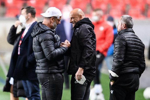 Trenér Slavie Jindřich Trpišovský a nyní již bývalý trenér Viktorie Plzeň Adrian Guľa.