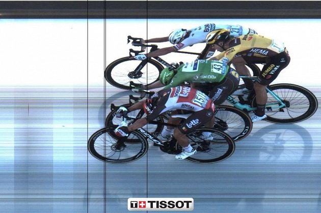 Cílová fotografie 11. etapy. Za Australanem Calebem Ewanem se srovnali Slovák Peter Sagan, Ir Sam Bennett a Belgičan Wout van Aert. Rozhodčí ale Sagana ze stupňů sesadili.