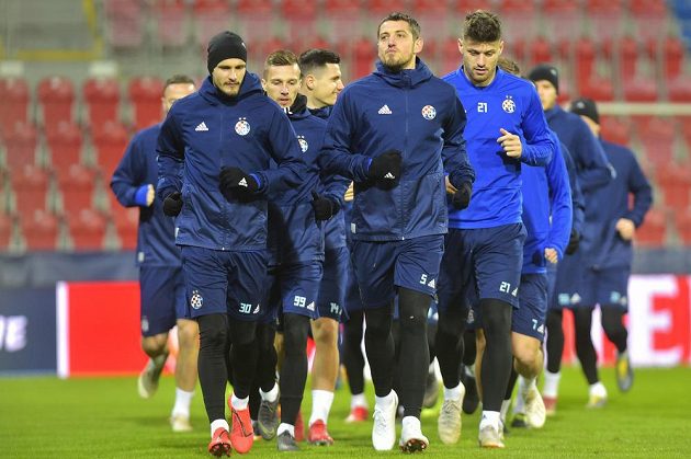 Trénink Dinama Záhřeb před úvodním zápasem 2. kola fotbalové Evropské ligy proti Viktorii Plzeň. Zeva Petar Stojanovič, Mislav Oršič, Arijan Ademi a Bruno Petkovič.