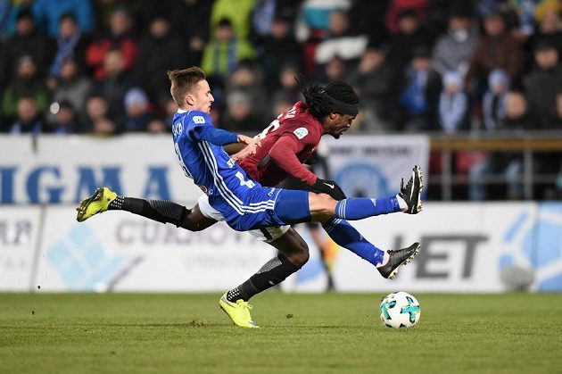 Sparťanský obránce Costa v souboji se soupeřem ze Sigmy Olomouc v utkání 15. kola HET ligy.