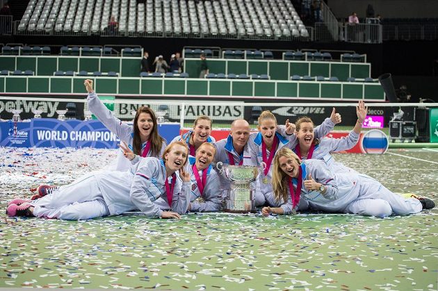 Český fedcupový tým pózuje s trofejí pro vítěze po finále v Praze.