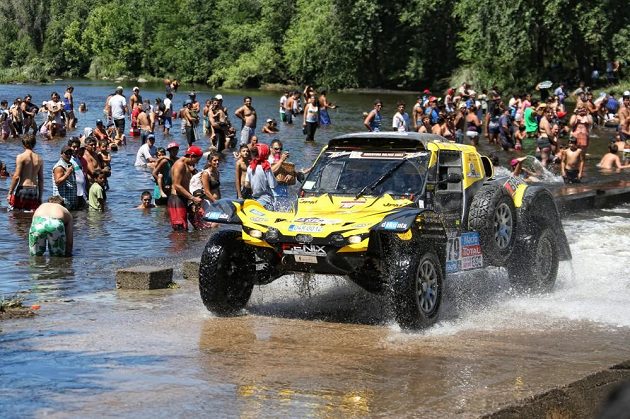 Josef Macháček projíždí se svou buginou mezi fanoušky Rallye Dakar na trati první etapy.