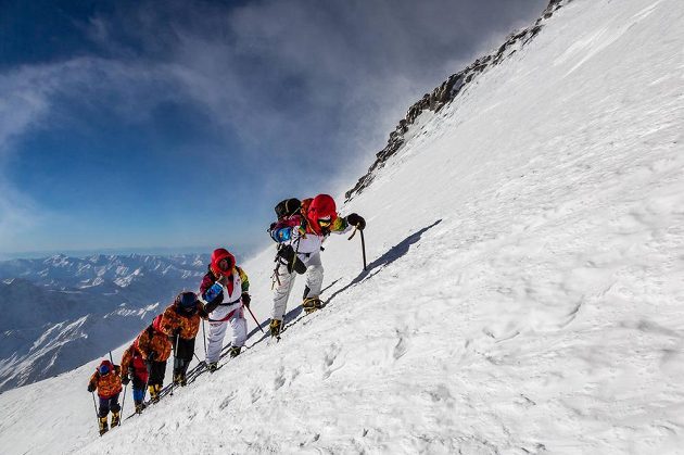 Hora Elbrus má dva vrcholy. Olympijská pochodeň se dostala na ten vyšší - západní (5642 m n.m.)
