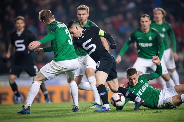 Fotbalisté Jablonce Tomáš Hübschman (vlevo) a Tomáš Holeš a Nicolae Stanciu ze Sparty.