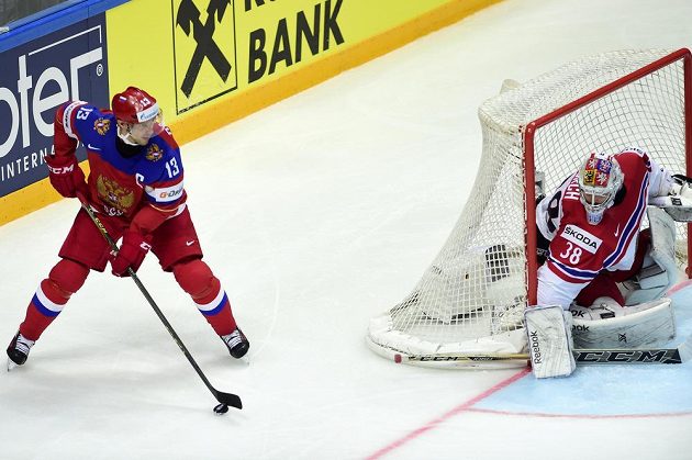 Brankář české reprezentace Dominik Furch a ruský útočník Pavel Dacjuk (vlevo) v zápase MS.