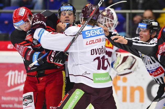  Zleva Daniel Rákos z Hradce Králové a Tomáš Dvořák ze Sparty.