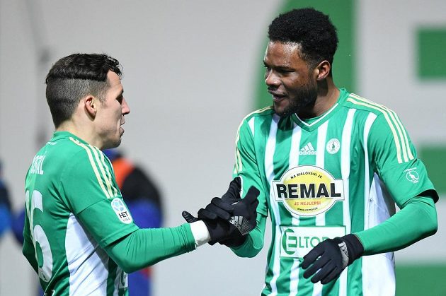 Fotbalisté Bohemians 1905 Martin Dostál (vlevo) a Benjamin Tetteh oslavují gól na 2:0 proti Dukle.