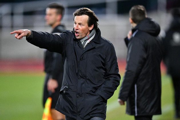 Trenér František Straka vedl poprvé Karvinou v ligovém utkání na Julisce. Po pěti minutách vedla Dukla 2:0, Straka však dál gestikuloval a hnal svůj tým do útoku.