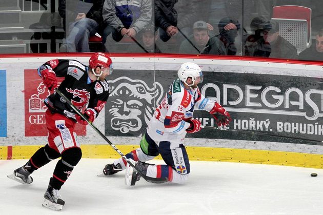 Třinecký David Musil atakoval Marka Trončinského z Pardubic (v pádu) v utkání čtvrtfinále play off ELH.