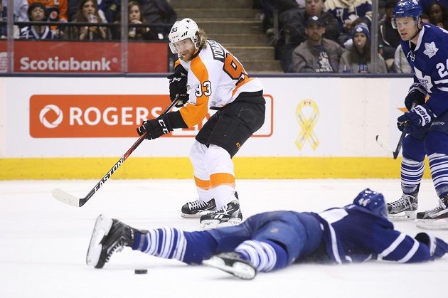 Český forvard Jakub Voráček (93) z Philadelphie přihrává na vítězný gól v duelu NHL proti Torontu.