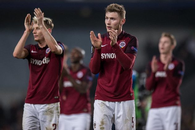 Fotbalisté Sparty Praha Jakub Brabec (vpravo) a Ladislav Krejčí děkují fanouškům po zápase s Laziem.