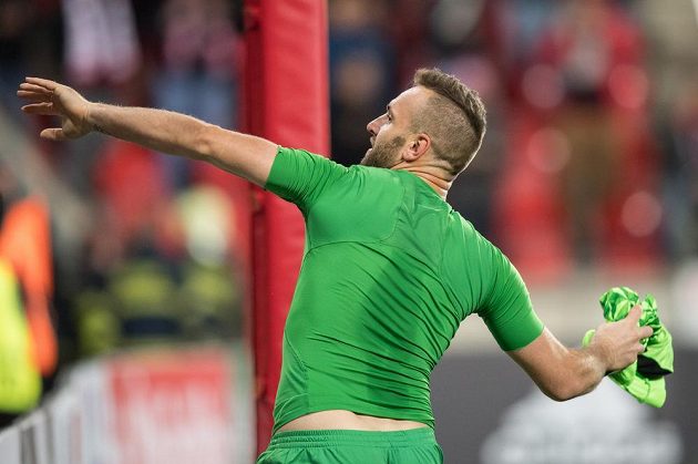 Brankář Slavie Přemysl Kovář hodil po zápase s Maccabi Tel Aviv svůj dres do kotle sešívaných.