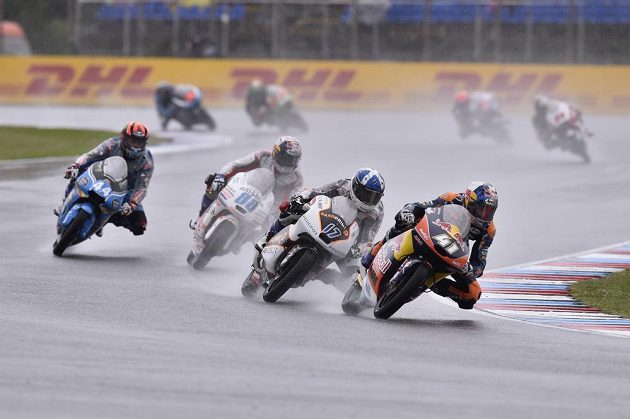 Závod kategorie Moto3 v Brně. Na snímku jako první Brad Binder (JAR), druhý John McPhee z Británie.
