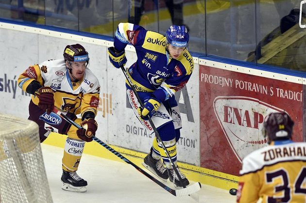 Zleva Nicolai Bryhnisveen z Jihlavy a Štěpán Fryšara ze Zlína bojují o puk v předehrávce 18. kola extraligy.