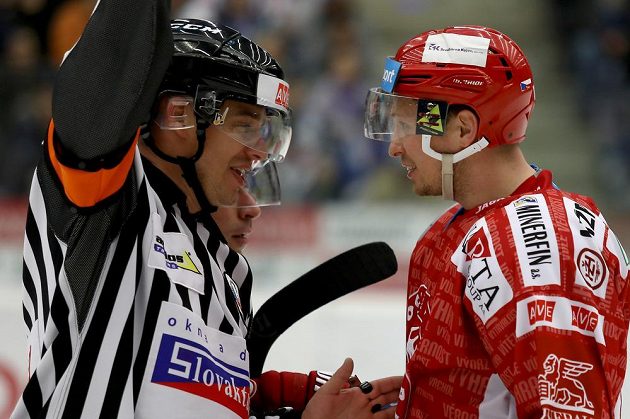 Daniel Rákos z Třince diskutuje s rozhodčím ve čtvrtém zápase hokejového čtvrtfinále play off proti Chomutovu.