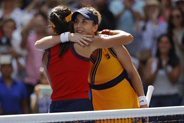 Osmnáctiletá Emma Raducanuová senzačně prošla na US Open z kvalifikace do semifinále. Britská tenistka, které patří v žebříčku až 150. místo, ve čtvrtfinále v New Yorku zdolala 6:3, 6:4 olympijskou vítězku a jedenáctou nasazenou Belindu Bencicovou ze Švýcarska.