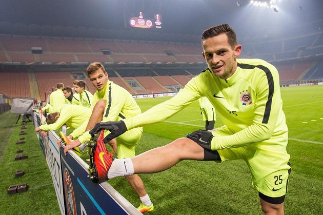 Sparťané Mario Holek (vpředu) a Matěj Pulkrab během středečního tréninku před utkáním Evropské ligy s domácím Interem Milán.