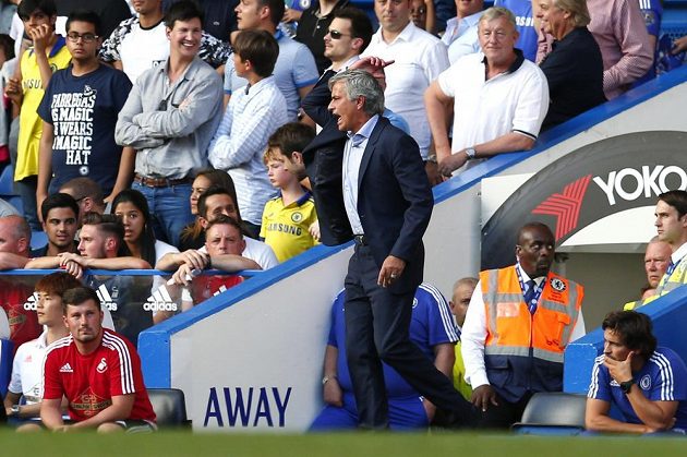 Trenér Chelsea José Mourinho reaguje na červenou kartu pro Thibaulta Courtoise v zápase Premier League proti Swansea.