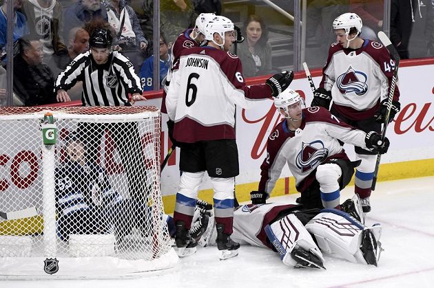 Erik Johnson (6), Joonas Donskoi (72) a Samuel Girard (49) z Colorada povolávají pomoc pro brankáře Pavla Francouze (39) zraněného při střetu s Markem Scheifelem (55).