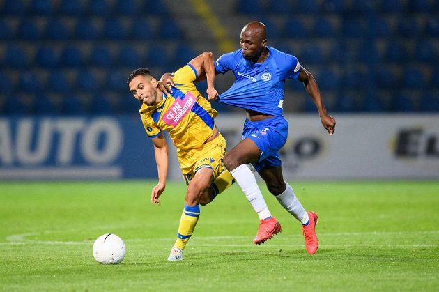 Anuar Tuhami z Apoelu (vlevo) a Kamso Mara ze Slovanu Liberec během utkání 4. předkola Evropské ligy.