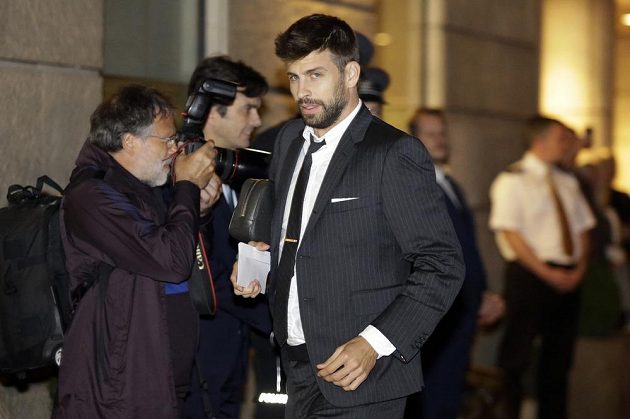 Gerard Piqué s barcelonským týmem před nedávnem v Praze, kde hrál proti Slavii.