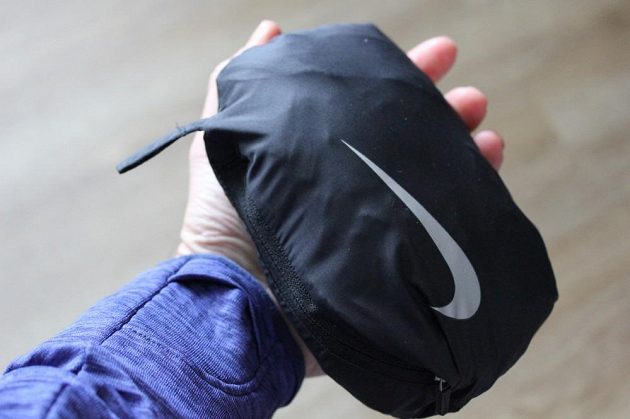 Vesta Nike Aeroloft Flash: Malý, lehký balíček lze také za očko připnout k batohu a pod.
