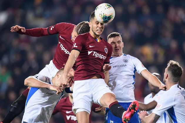 Adam Hložek ze Sparty Praha (vlevo), Dávid Hancko ze Sparty Praha a Ondřej Karafiát ze Slovanu Liberec během utkání na Letné.