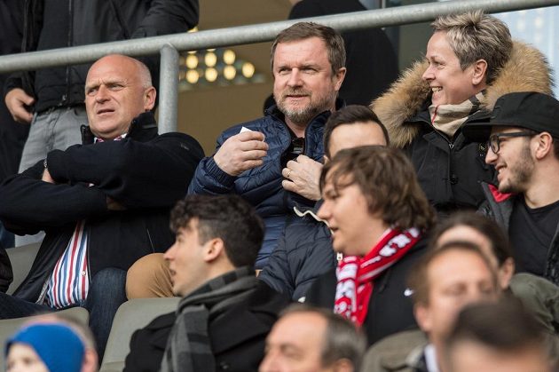 Pavel Vrba (uprostřed) a Dušan Fitzel sledují šlágr 19. kola ePojištění.cz ligymezi Slavií a Plzní.