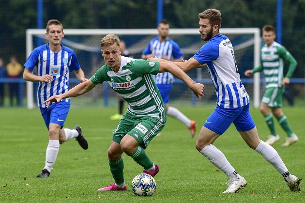 Vpředu Dominik Koubek z Chlumce a David Puškáč z Bohemians v akci během utkání 3. kola MOL Cupu.