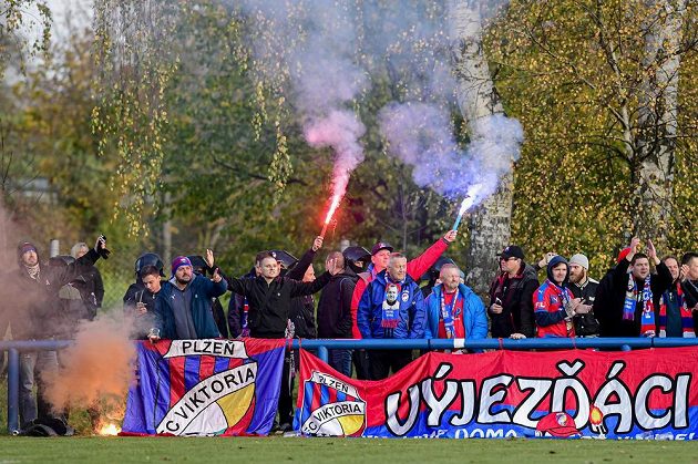 Fanoušci fotbalové Plzně si nenechali ujít pohárový zápas v Chlumci nad Cidlinou.