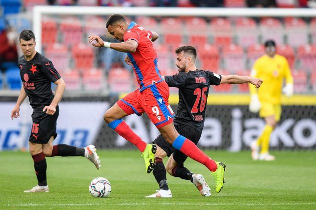 Zleva Ondřej Kúdela ze Slavie, Jean-David Beauguel z Plzně a Jakub Hromada ze Slavie.